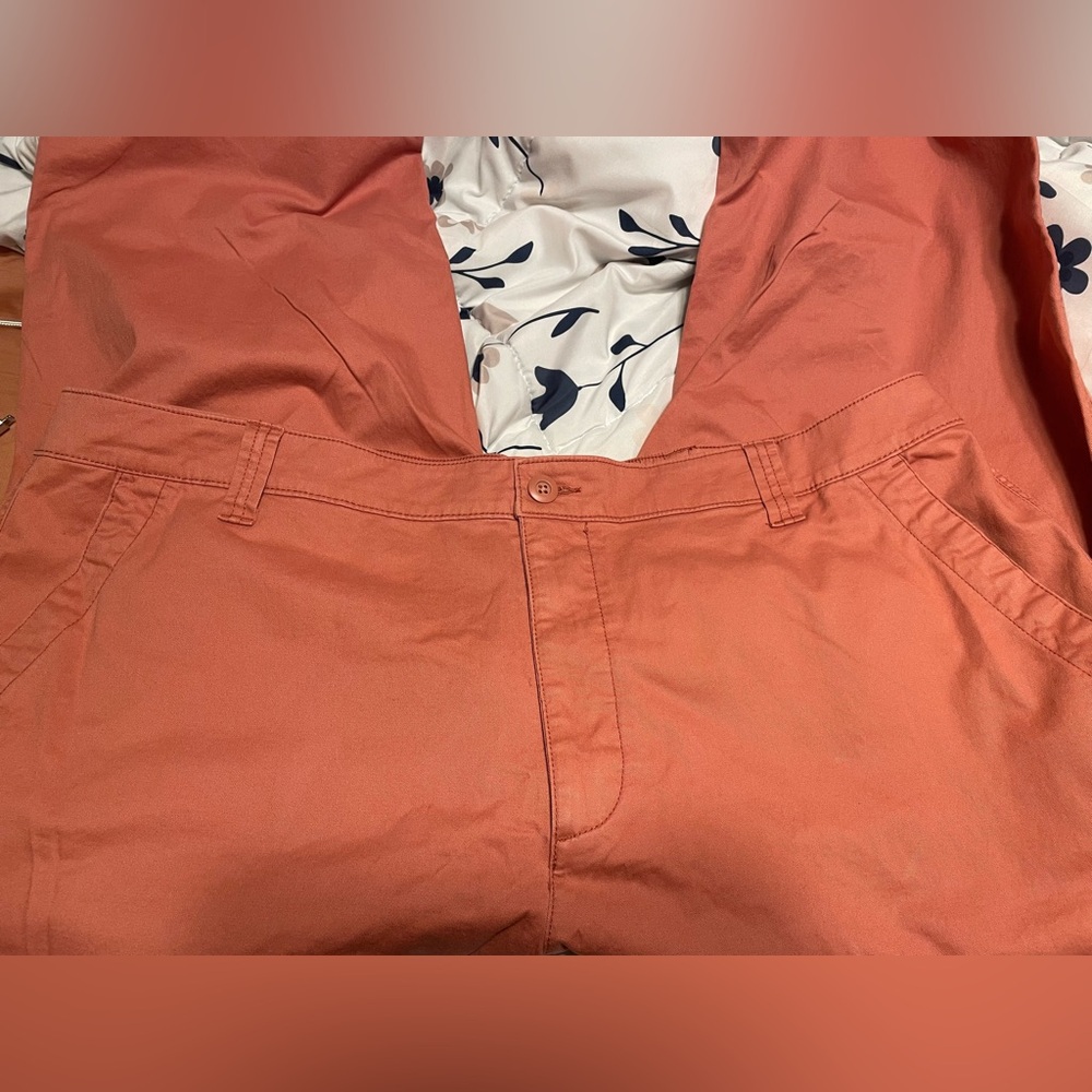 Old navy women’s chino pants in coral